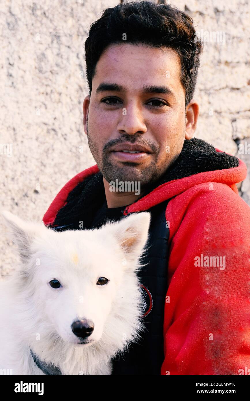Cane pastore bianco con il modello rurale indiano. Foto Stock