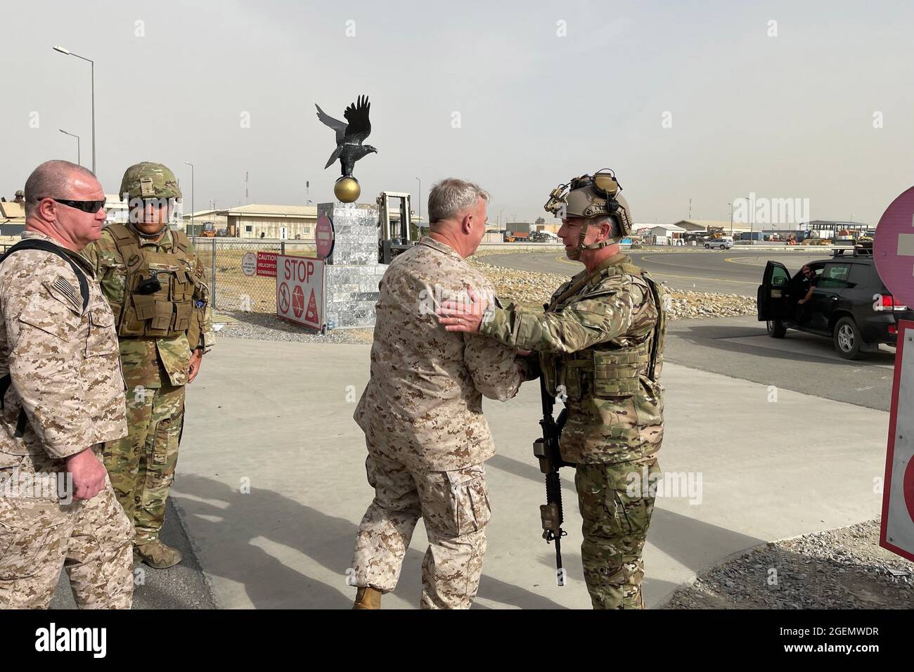 Kabul, Afghanistan. 17 Agosto 2021. Frank McKenzie, il comandante del comando centrale degli Stati Uniti, incontra l'ammiraglio posteriore della Marina degli Stati Uniti Peter Vasely, comandante delle forze statunitensi Afganistan-Forward, all'aeroporto internazionale di Hamid Karzai, Afghanistan, il 17 agosto 2021. Credito obbligatorio: William Urban/US Navy via CNP Photo via Credit: Newscom/Alamy Live News Foto Stock