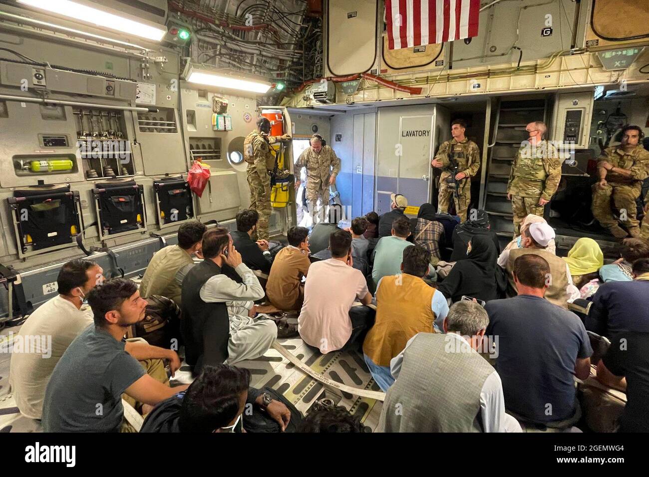 Kabul, Afghanistan. 17 Agosto 2021. Frank McKenzie, il comandante del comando centrale degli Stati Uniti, arriva all'aeroporto internazionale Hamid Karzai, in Afghanistan il 17 agosto 2021. Credito obbligatorio: William Urban/US Navy via CNP Photo via Credit: Newscom/Alamy Live News Foto Stock