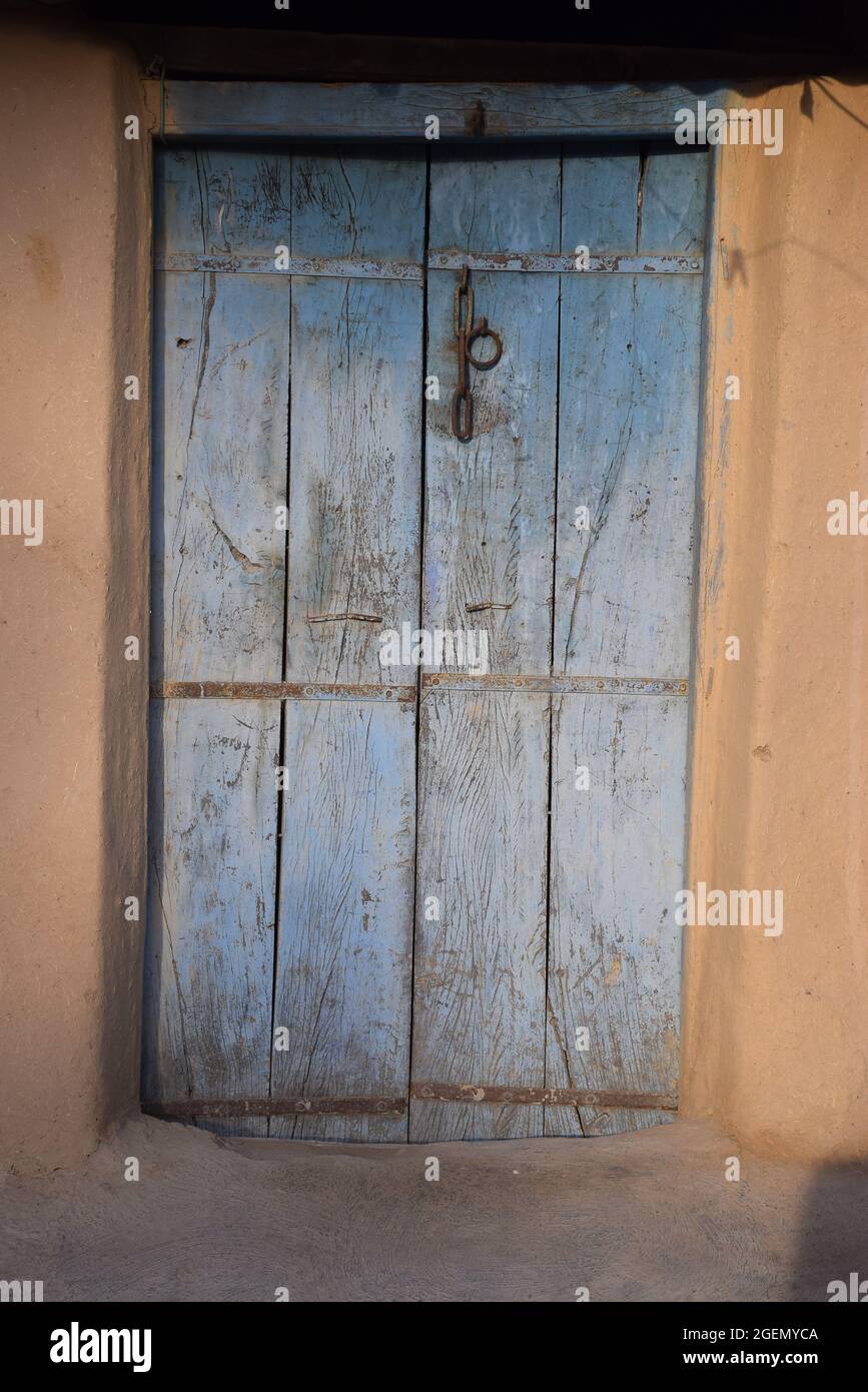 La vecchia porta della casa del villaggio su cui è montato l'anello di ferro Foto Stock