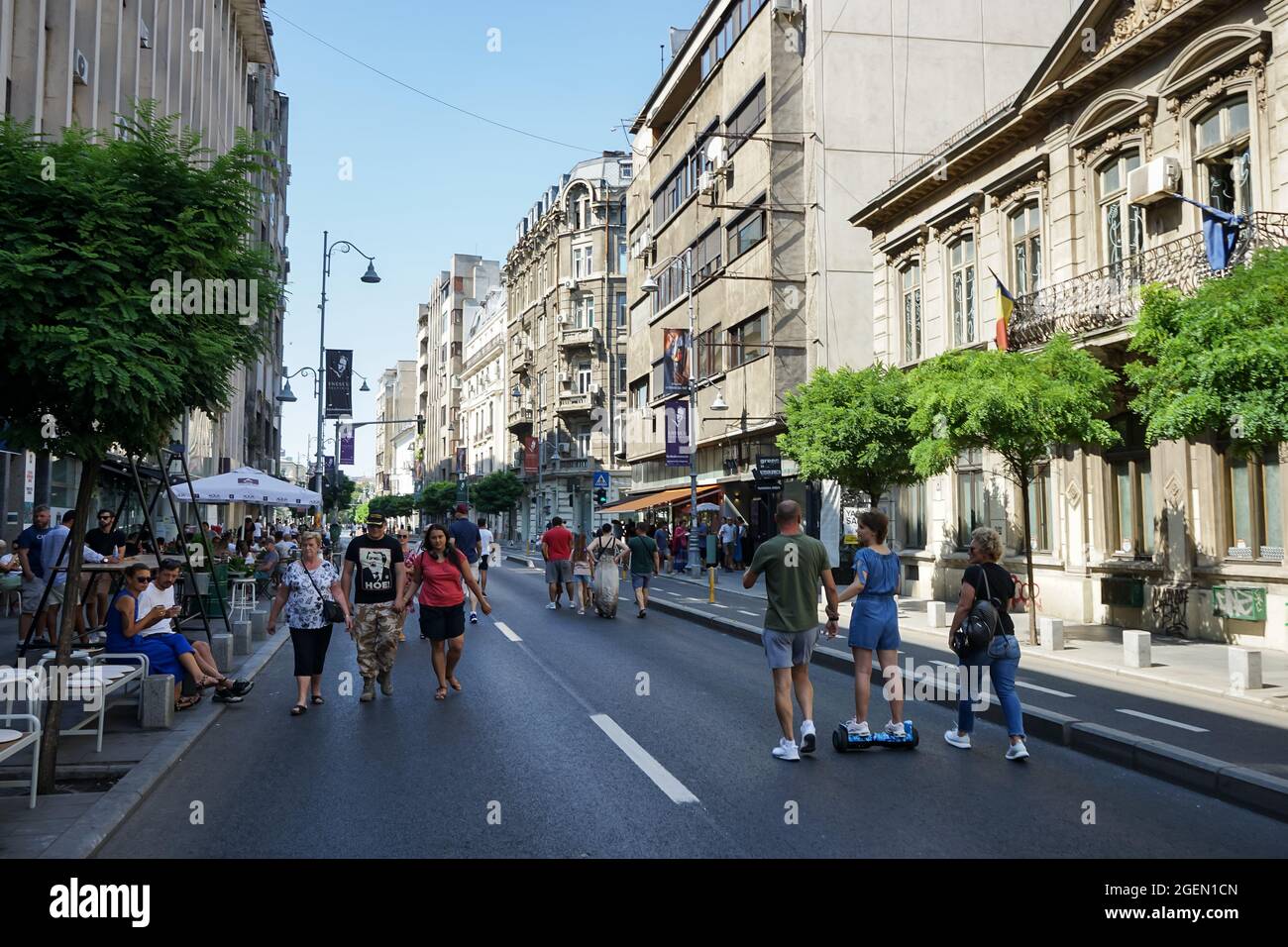 Bucarest, Romania - 15 agosto 2021: La gente cammina su Calea Victoriei. Diverse strade nel centro di Bucarest sono vicino al traffico auto e. Foto Stock