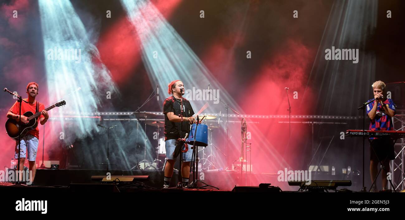 Il gruppo musicale Stay Homas si esibisce al Festival de El Vendrell. Il gruppo musicale spagnolo Stay Homas si esibisce al Vendrell Festival di fronte a 800 persone sedute e indossate maschere protettive, osservando il divieto di ballare e mangiare a causa della crisi di salute del Covid-19. Stay Homas, gruppo musicale è stato creato e diffuso durante il confinamento dello stato di allarme in Spagna durante il 2020 per i loro video musicali dalla terrazza della loro casa per divertimento e per incoraggiare le persone che hanno pubblicato sulla piattaforma YouTube. Foto Stock