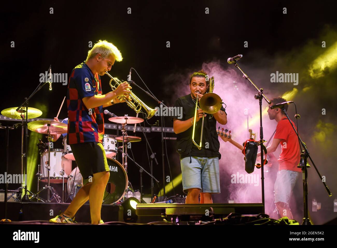 Il gruppo musicale Stay Homas si esibisce al Festival de El Vendrell. Il gruppo musicale spagnolo Stay Homas si esibisce al Vendrell Festival di fronte a 800 persone sedute e indossate maschere protettive, osservando il divieto di ballare e mangiare a causa della crisi di salute del Covid-19. Stay Homas, gruppo musicale è stato creato e diffuso durante il confinamento dello stato di allarme in Spagna durante il 2020 per i loro video musicali dalla terrazza della loro casa per divertimento e per incoraggiare le persone che hanno pubblicato sulla piattaforma YouTube. Foto Stock