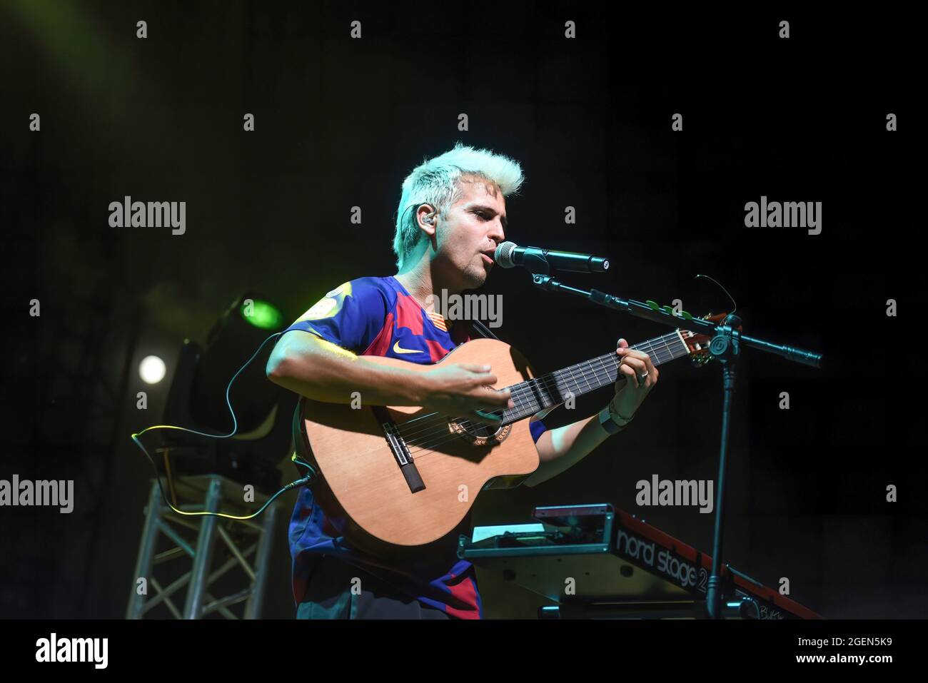 Klaus Stroink del gruppo musicale Stay Homas visto durante la sua esibizione al Festival de El Vendrell. Il gruppo musicale spagnolo Stay Homas si esibisce al Vendrell Festival di fronte a 800 persone sedute e indossate maschere protettive, Osservare il divieto di ballare e mangiare a causa della crisi sanitaria del Covid-19. Stay Homas, gruppo musicale è stato creato e diffuso durante il confinamento dello stato di allarme in Spagna durante il 2020 per i loro video musicali dalla terrazza della loro casa per divertimento e per incoraggiare le persone che hanno pubblicato sulla piattaforma YouTube. Foto Stock