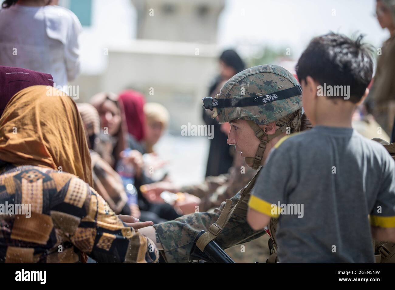 Un Corpsman con la 24a unità Marine Expeditionary (MEU) controlla il benessere di evacuees durante un'evacuazione all'aeroporto internazionale Hamid Karzai, Kabul, Afghanistan, 20 agosto 2021. I membri del servizio USA stanno assistendo il Dipartimento di Stato degli Stati Uniti con un prelievo ordinato di personale designato in Afghanistan. Credito obbligatorio: Samuel Ruiz/US Marine Corps via CNP Foto Stock