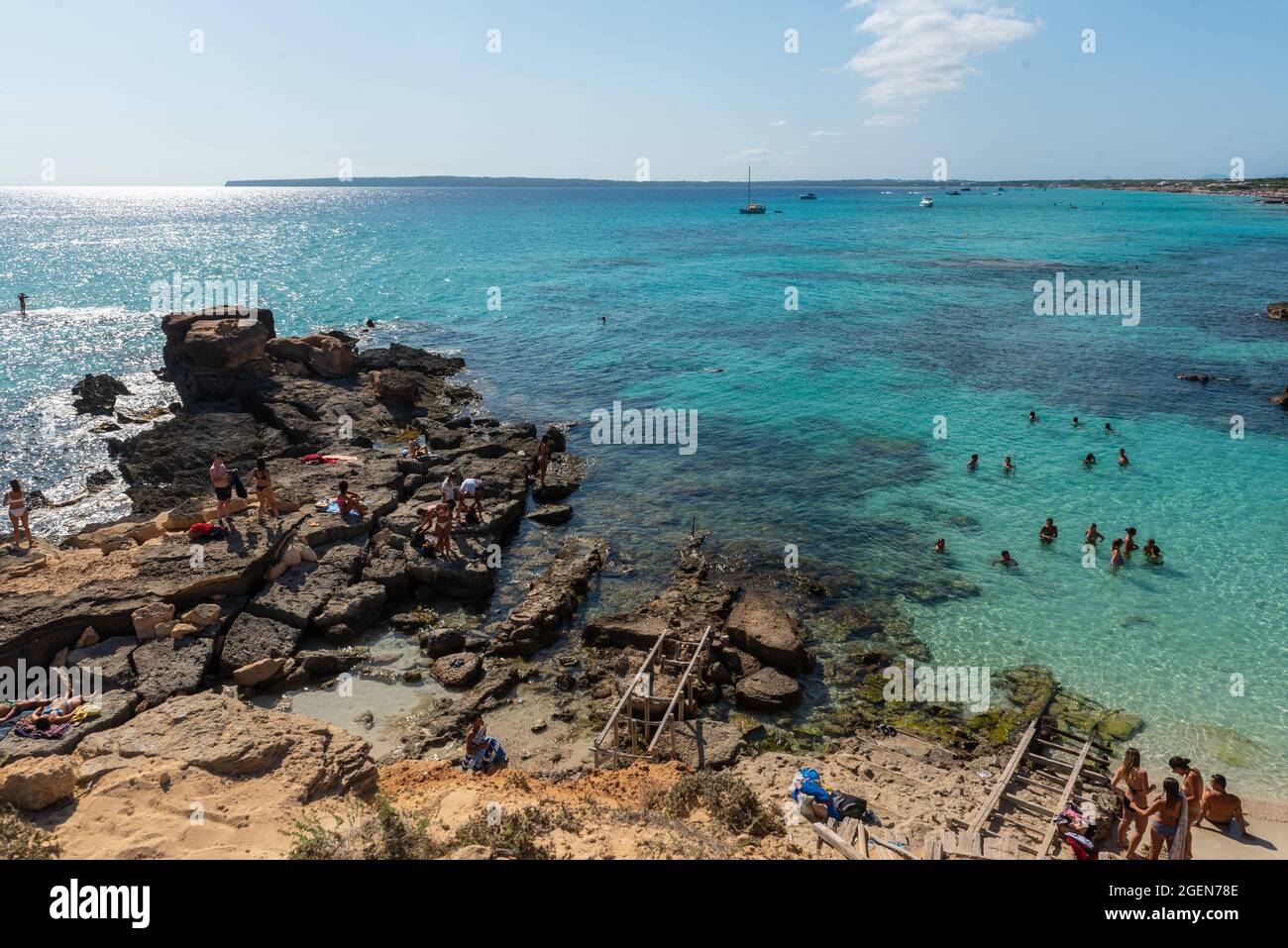 Formentera, Spagna : 2021 Giugno 04 : persone in Formentera spiaggia di Calo d es Mort nelle Isole Baleari nell'estate 2021 Foto Stock