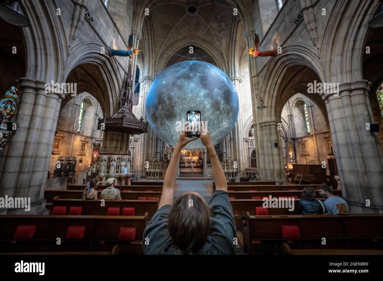 Installazione del Museum of the Moon dell'artista Luke Jerram alla chiesa di San Giovanni Battista nella zona ovest di Londra, Regno Unito. Foto Stock