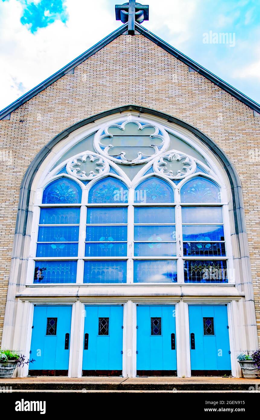 La Chiesa Presbiteriana centrale è illustrata, 14 agosto 2021, a Mobile, Alabama. La chiesa è anche conosciuta localmente come “la chiesa con le porte turchesi”. Foto Stock