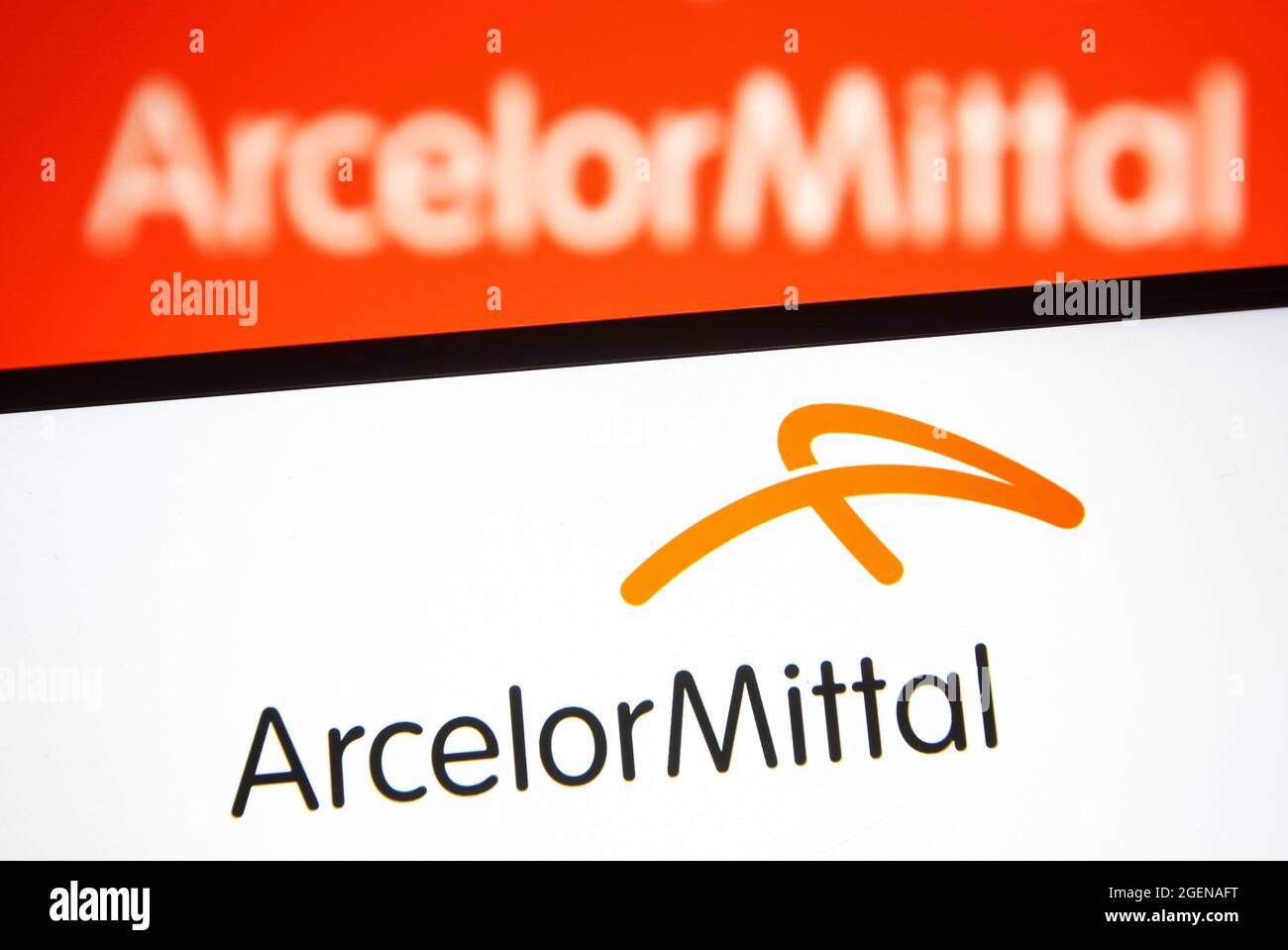 Ucraina. 20 ago 2021. In questa figura, il logo ArcelorMittal viene visualizzato sullo schermo di uno smartphone e di un pc. Credit: SOPA Images Limited/Alamy Live News Foto Stock