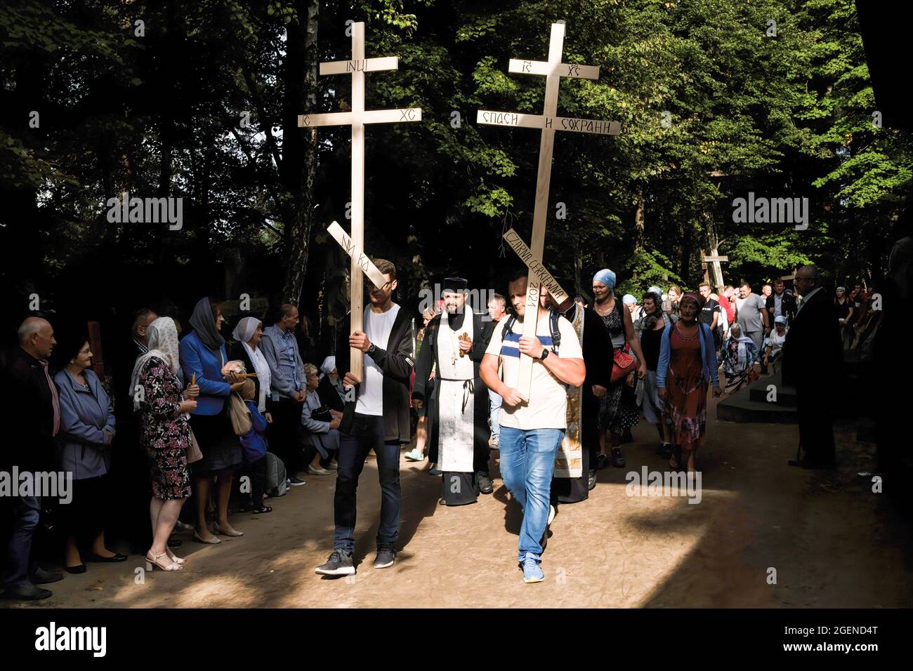 I credenti camminano con croci e simboli religiosi, durante la processione intorno alla chiesa.ogni anno la celebrazione principale della festa ortodossa, la Trasfigurazione di Gesù Cristo si svolge presso il Monte Santo di Grabarka. Oltre 10,000 credenti sono venuti alla montagna Santa per pregare quest'anno. Foto Stock