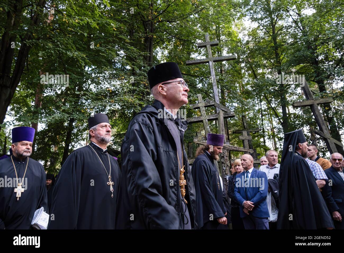 I sacerdoti ortodossi hanno visto camminare intorno alla chiesa.ogni anno la celebrazione principale della festa ortodossa, la Trasfigurazione di Gesù Cristo si svolge presso la montagna Santa di Grabarka. Oltre 10,000 credenti sono venuti alla montagna Santa per pregare quest'anno. Foto Stock