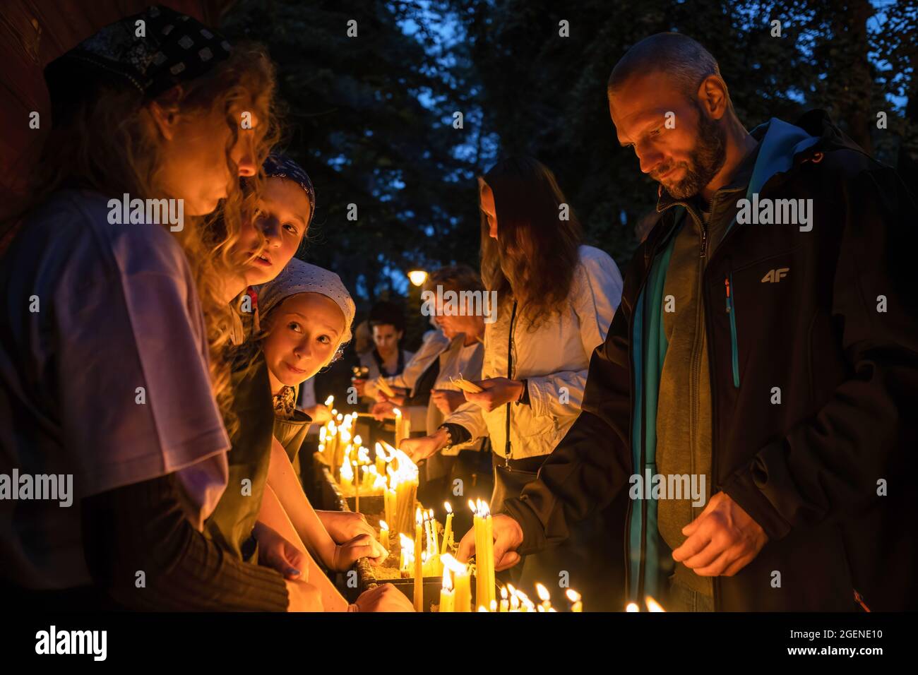 Grabarka, Polonia. 18 ago 2021. I credenti hanno visto accendere le candele durante la celebrazione della Trasfigurazione di Gesù Cristo.ogni anno la celebrazione principale della festa ortodossa, la Trasfigurazione di Gesù Cristo si svolge presso il Monte Santo di Grabarka. Oltre 10,000 credenti sono venuti alla montagna Santa per pregare quest'anno. (Foto di Wojciech Grabowski/SOPA Images/Sipa USA) Credit: Sipa USA/Alamy Live News Foto Stock