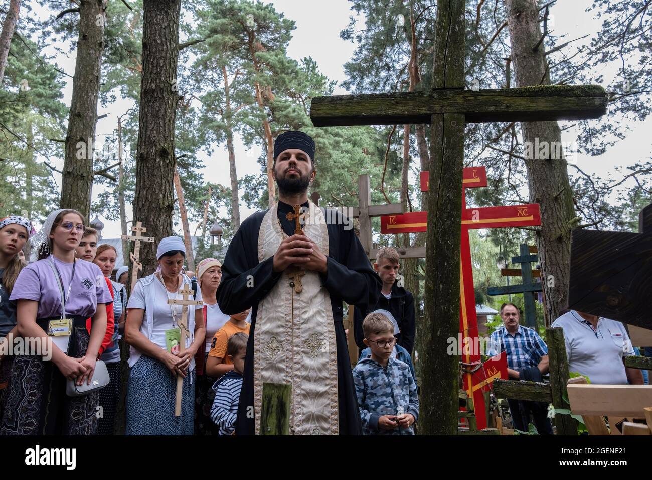 Grabarka, Polonia. 18 ago 2021. Un prete ortodosso ha visto pregare con i credenti nella celebrazione della trasfigurazione di Gesù Cristo.ogni anno la celebrazione principale della festa ortodossa, la Trasfigurazione di Gesù Cristo si svolge presso il Monte Santo di Grabarka. Oltre 10,000 credenti sono venuti alla montagna Santa per pregare quest'anno. (Credit Image: © Wojciech Grabowski/SOPA Images via ZUMA Press Wire) Foto Stock