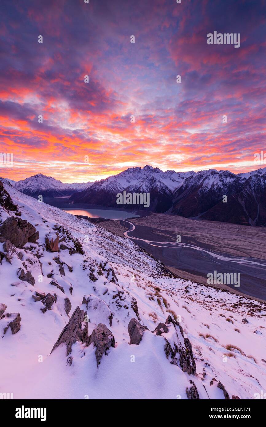 Tasman Valley e Tasman Glacier Terminal Lake all'alba. Burnett Mountains e Nuns Veil Mid Frame, Aoraki Mount Cook National Park, Nuova Zelanda Foto Stock