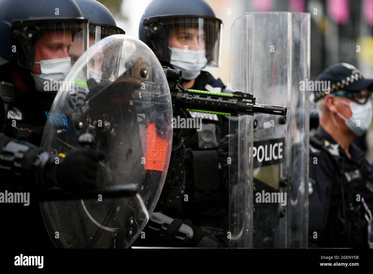 Melbourne, Australia, 21 agosto 2021. La polizia di sommossa con i fucili ha puntato verso la folla durante la protesta della libertà il 21 agosto 2021 a Melbourne, Australia. Le proteste per la libertà si svolgono in tutto il paese in risposta alle restrizioni del governo COVID-19 e alla continua rimozione delle libertà. Credit: Michael Currie/Speed Media/Alamy Live News Foto Stock