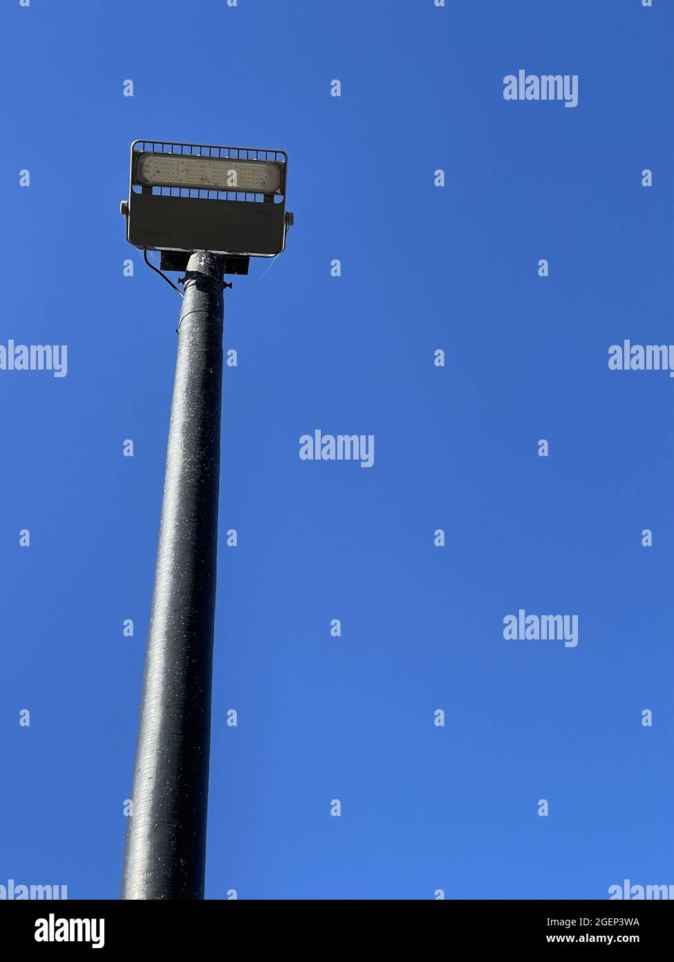 Inquadratura a basso angolo di luce stradale contro un cielo blu Foto Stock