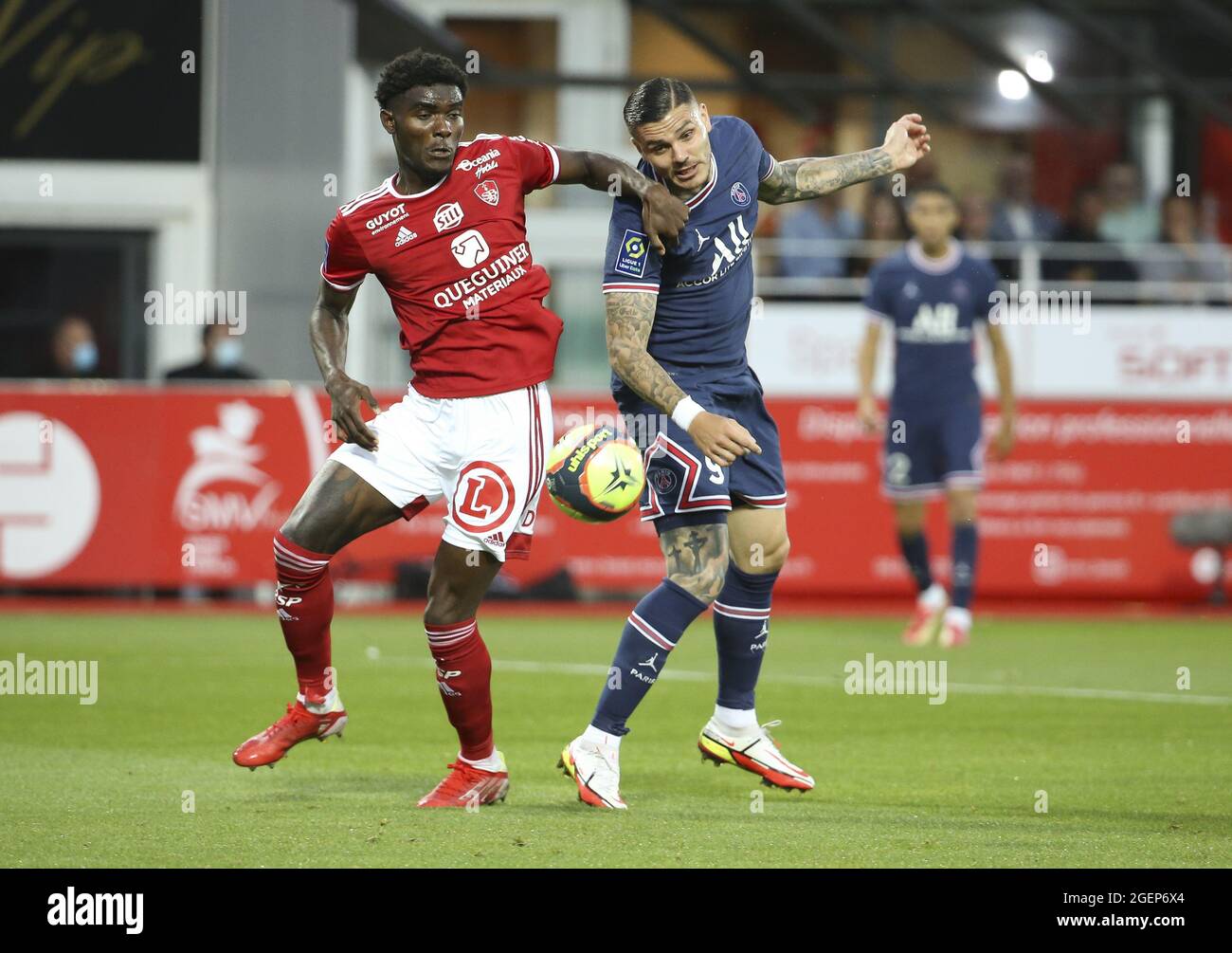 Brest, Francia. 20 ago 2021. Lilian Brassier di Brest, Mauro Icardi del PSG  durante il campionato francese Ligue 1 partita di calcio tra Stade Brestois  29 e Paris Saint-Germain (PSG) il 20