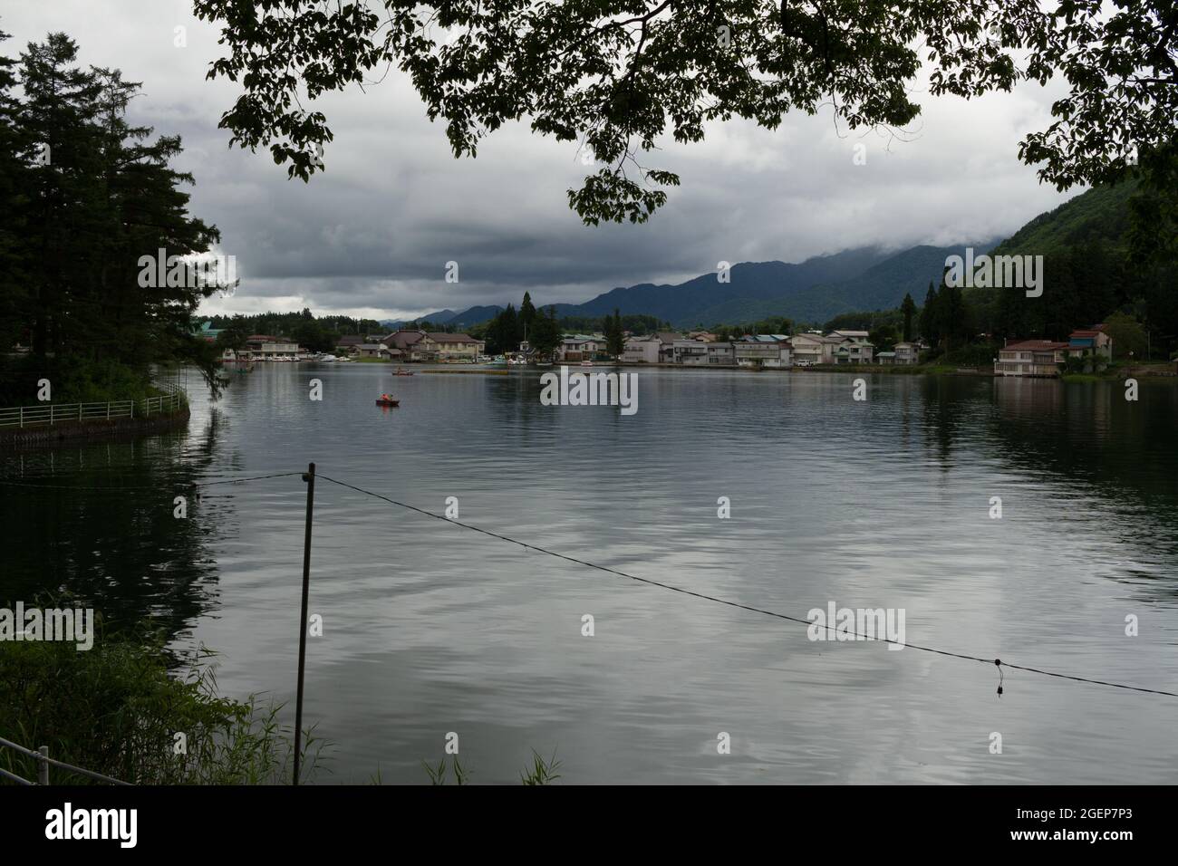 Omachi, Nagano, Giappone, 2021-16-08 , lago kisaki nella città di Omachi, Nagano, Giappone. Foto Stock