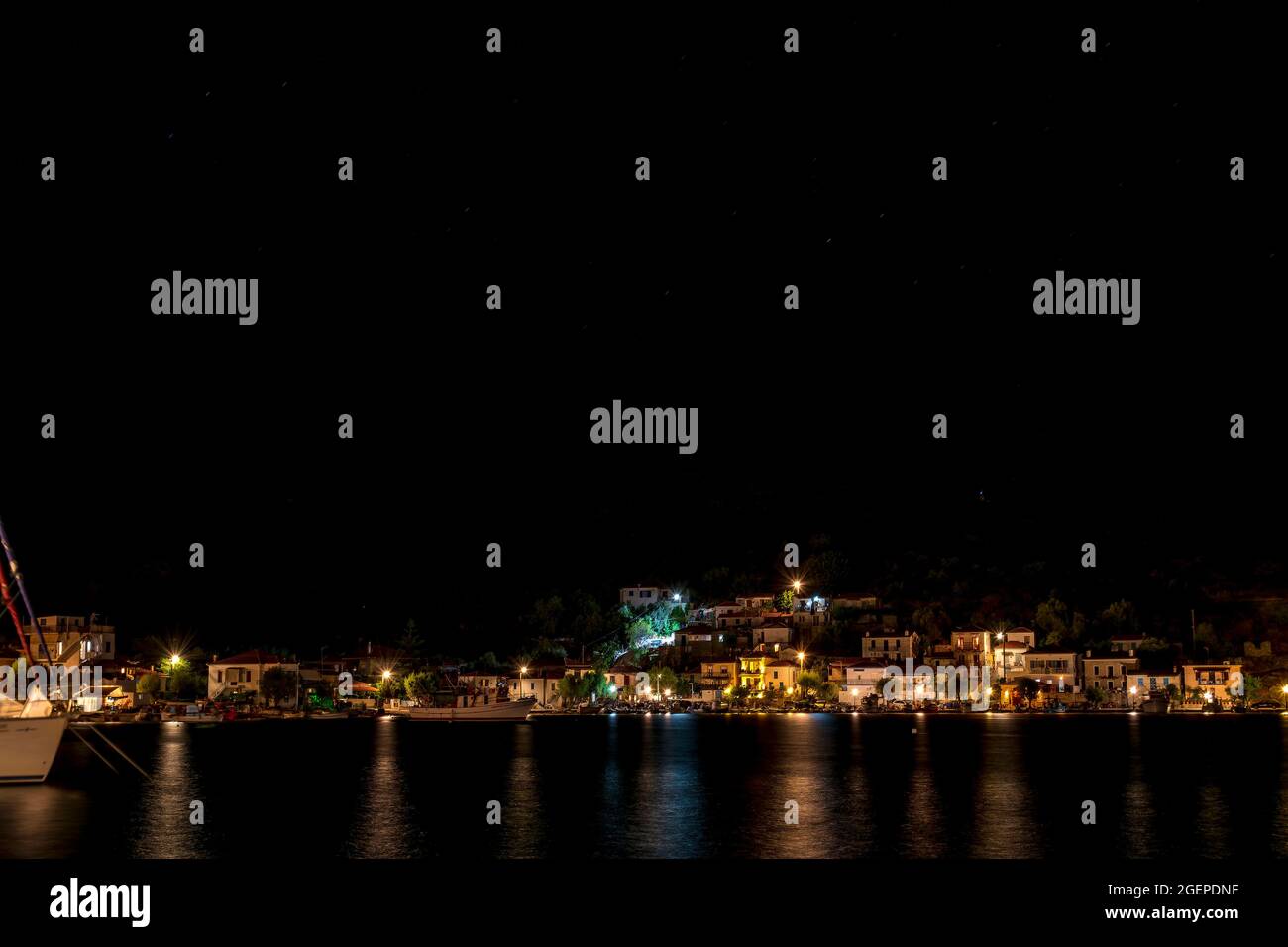 Grecia, Pelion, il porto di Agia Kiriaki al cielo notturno Foto Stock