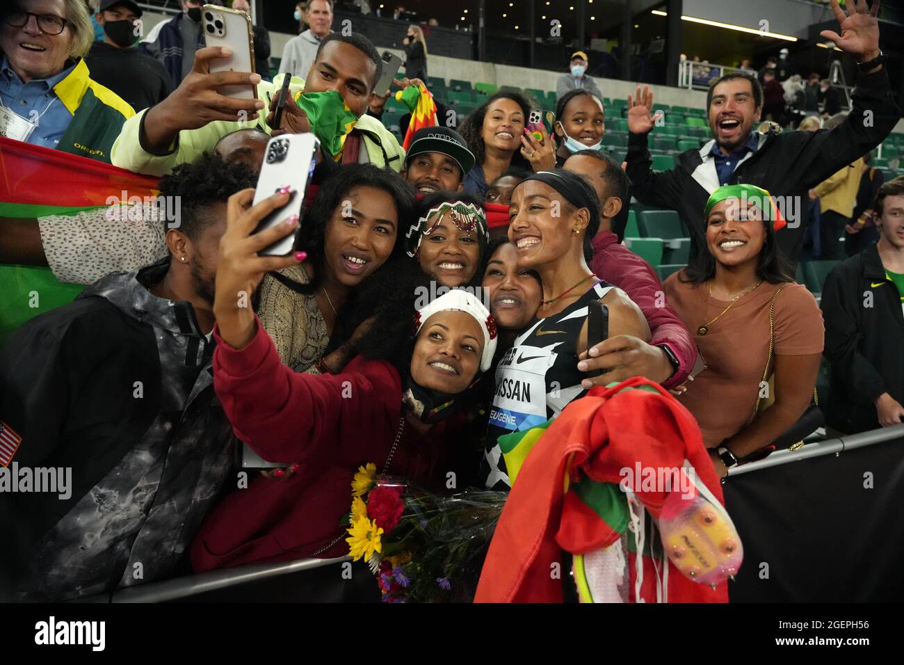 SIFAN Hassan (NED) festeggia con i tifosi etiopi dopo aver vinto i 5.000m delle donne nelle 14:27.89 durante il 46° Prefontaine Classic, Venerdì, Agosto 20, Foto Stock