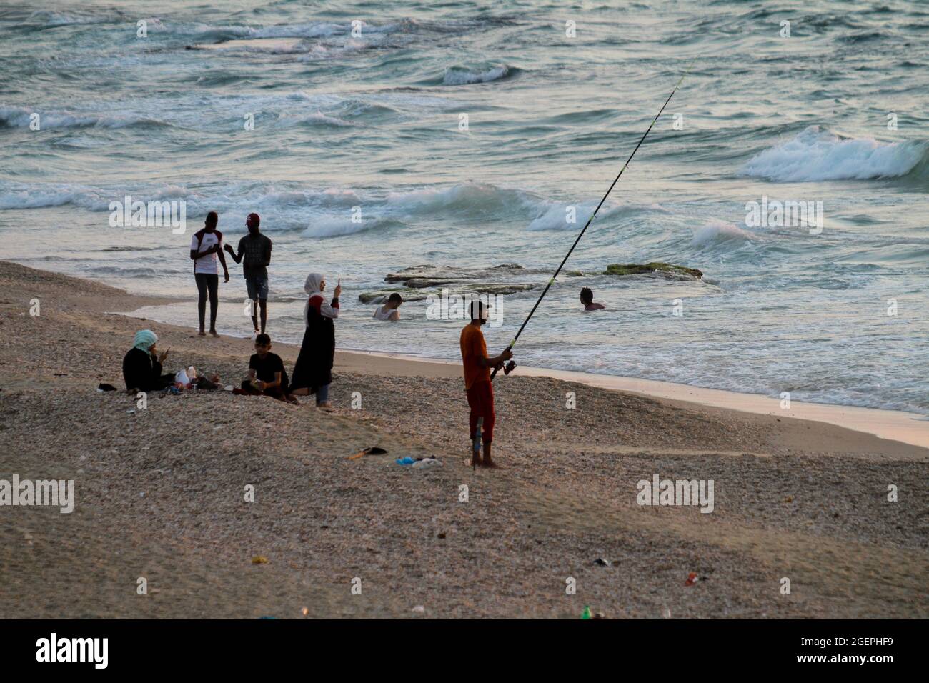 Deir al-Balah, striscia di Gaza, Palestina. 20 ago 2012. Gaza, Palestina. 20 agosto 2021. I palestinesi si godono la spiaggia e il mare al campo profughi Deir al-Balah nel mezzo della striscia di Gaza. Il mare è spesso l'unica via di fuga per i quasi 2 milioni di palestinesi che vivono nella striscia di Gaza bloccata. Molti gazani sono rifugiati o discendenti di rifugiati dalla guerra arabo-israeliana del 1948 che ha avuto luogo dopo l'istituzione dello stato di Israele (Credit Image: © Ahmad Hasaballah/IMAGESLIVE via ZUMA Press Wire) Foto Stock