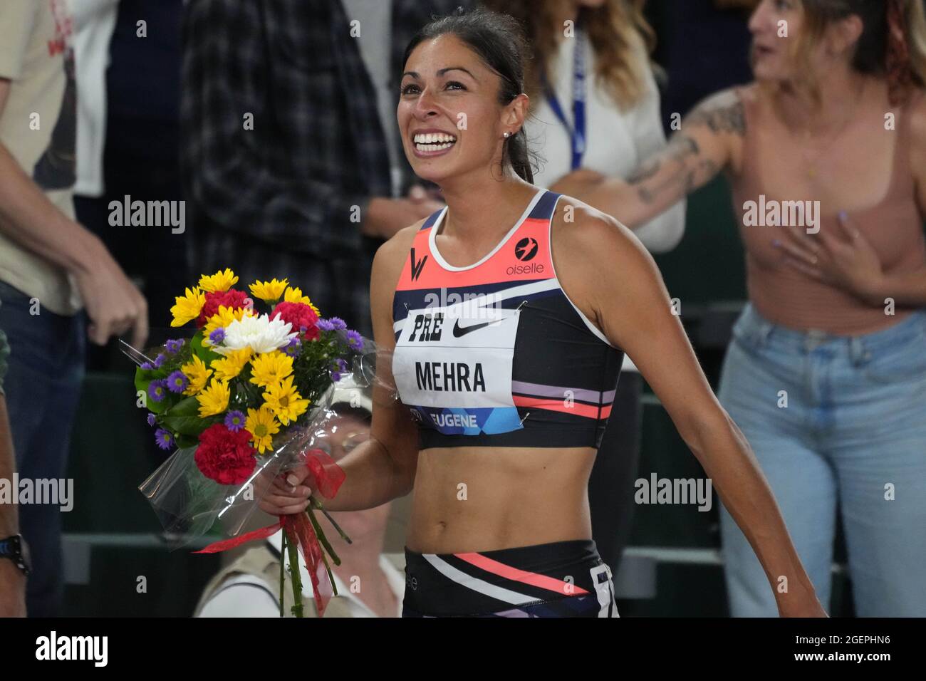 Rebecca Mehra (USA) compie un giro di vittoria dopo aver vinto i 1.500 m delle donne nordamericane in 4:06.35 durante il 46° Prefontaine Classic, Venerdì, Agosto. Foto Stock