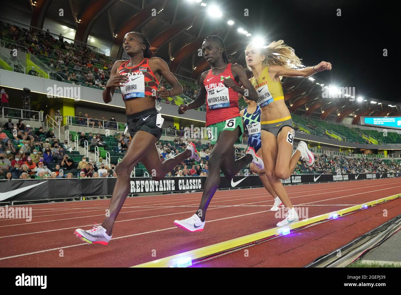 Hellen Obiri (KEN), Francine Niyonsaba (BDI) e Konstanze Klosterhalfen (GER) corrono nelle due miglia femminili durante il 46° Prefontaine Classic, Frid Foto Stock