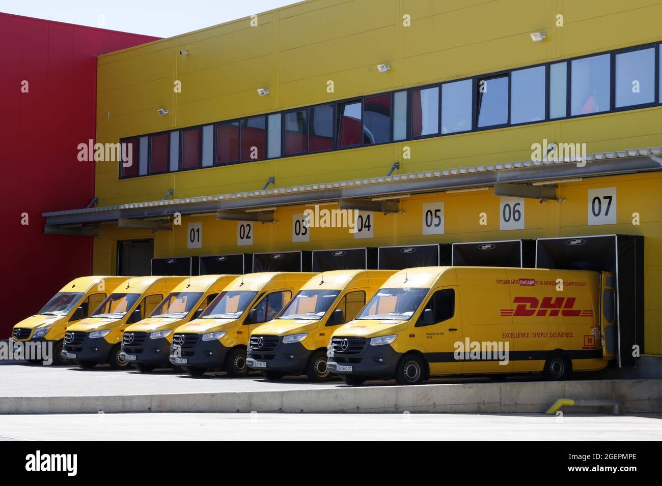 Sofia, Bulgaria - 10 Maggio, 2021: I camion di consegna DHL sono visti al DHL Express Center all'aeroporto di Sofia. Foto Stock
