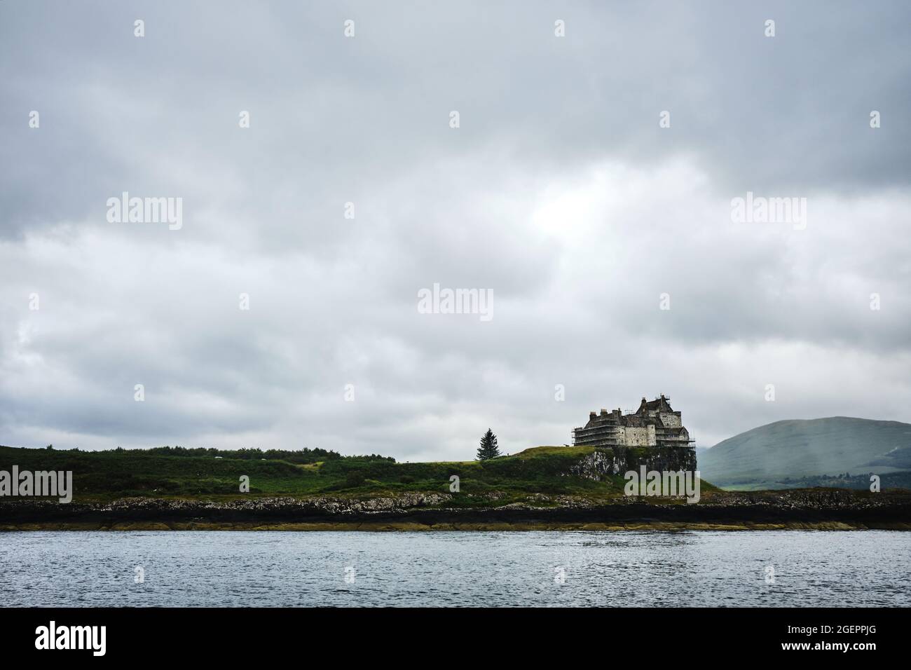 Castello di Duart sull'isola di Mull, castello casa di Clan MacLean in piedi sulla falda costiera, con prigioni sotterranee restaurate e camere di stato. Foto Stock