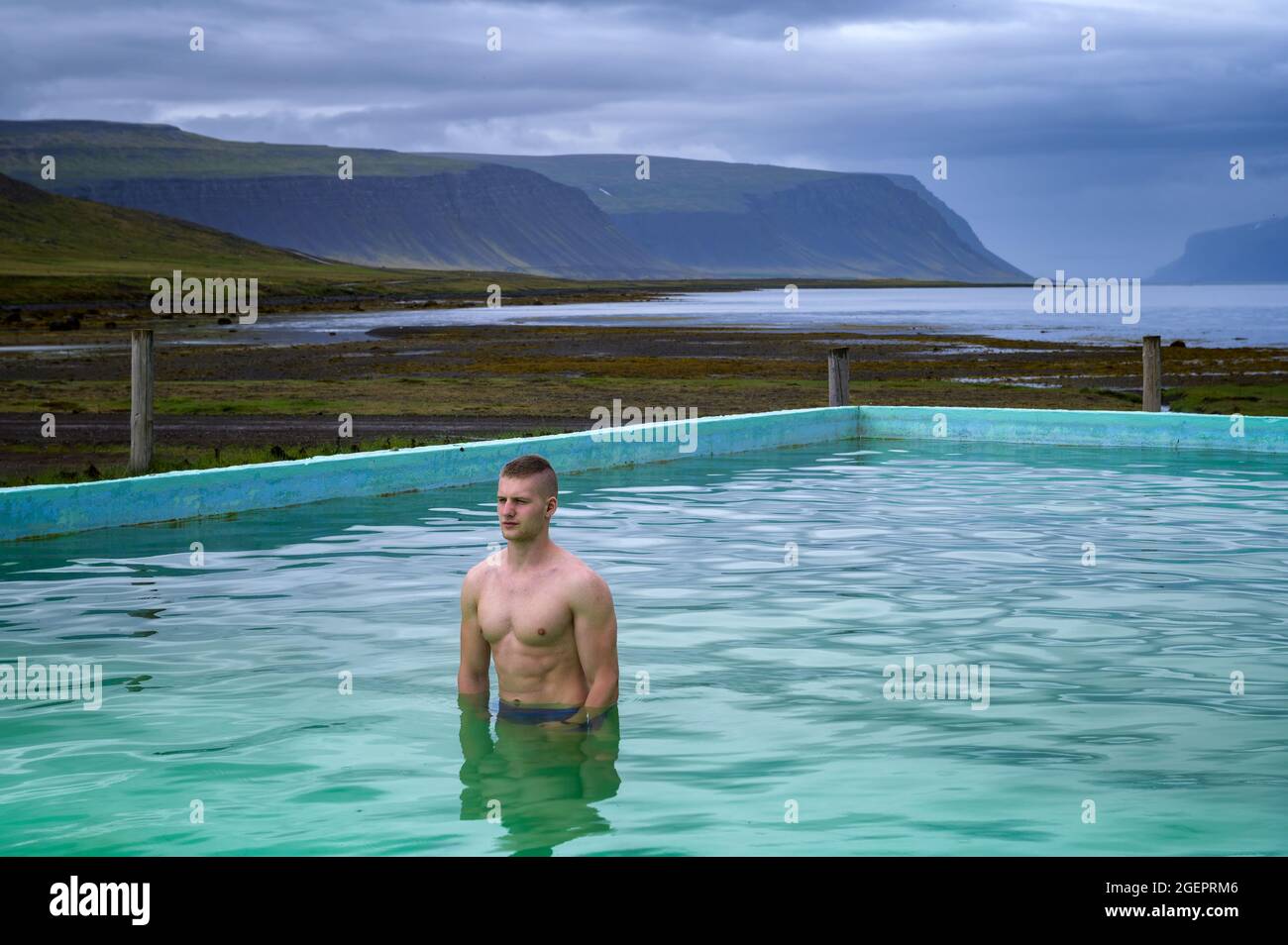 Bagni per ragazzi nella piscina riscaldata di Reykjafjardarlag, situata a Westfjords, Islanda Foto Stock