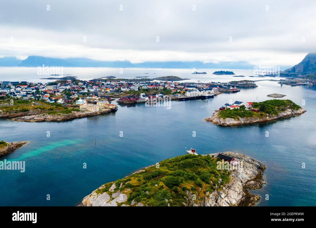 Vista aerea del villaggio di pescatori di Henningsvaer sulle isole Lofoten in Norvegia Foto Stock