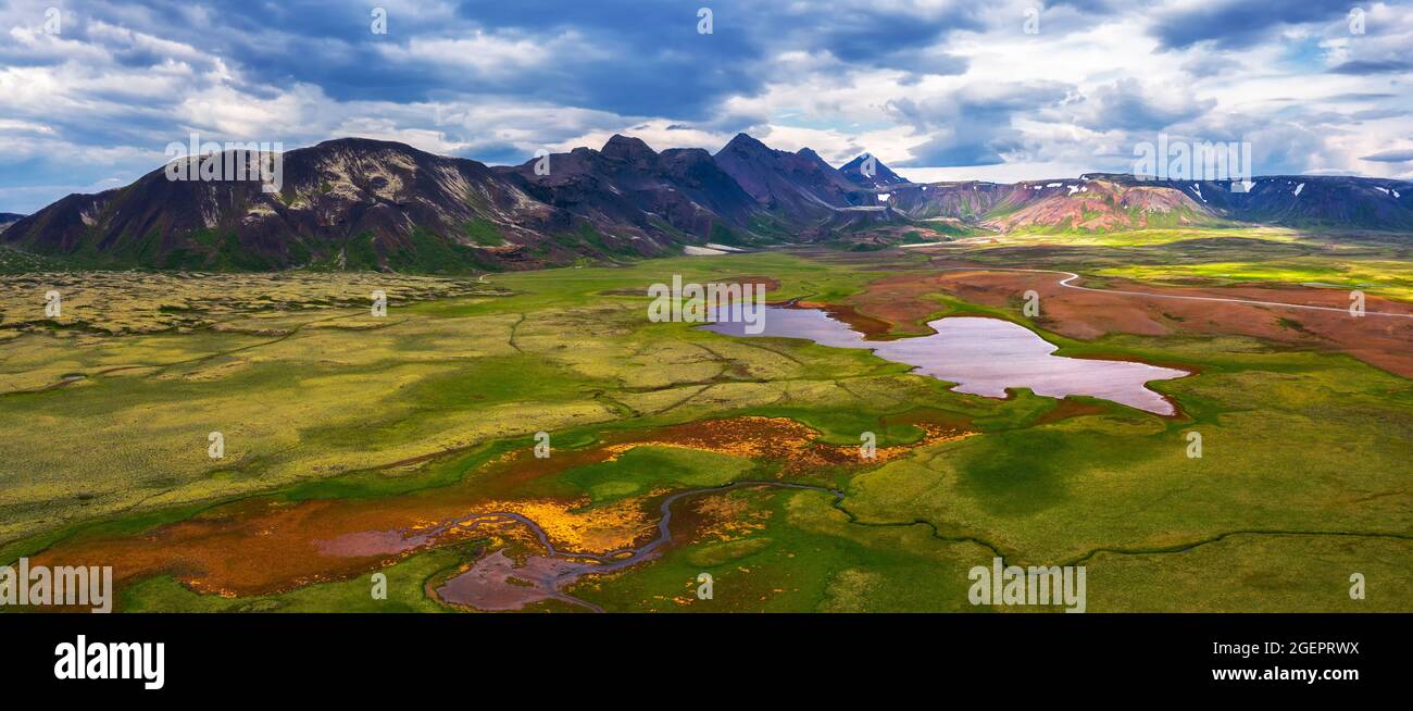 Panorama aereo dei laghi e delle montagne nel Parco Nazionale di Thingvellir, Islanda Foto Stock