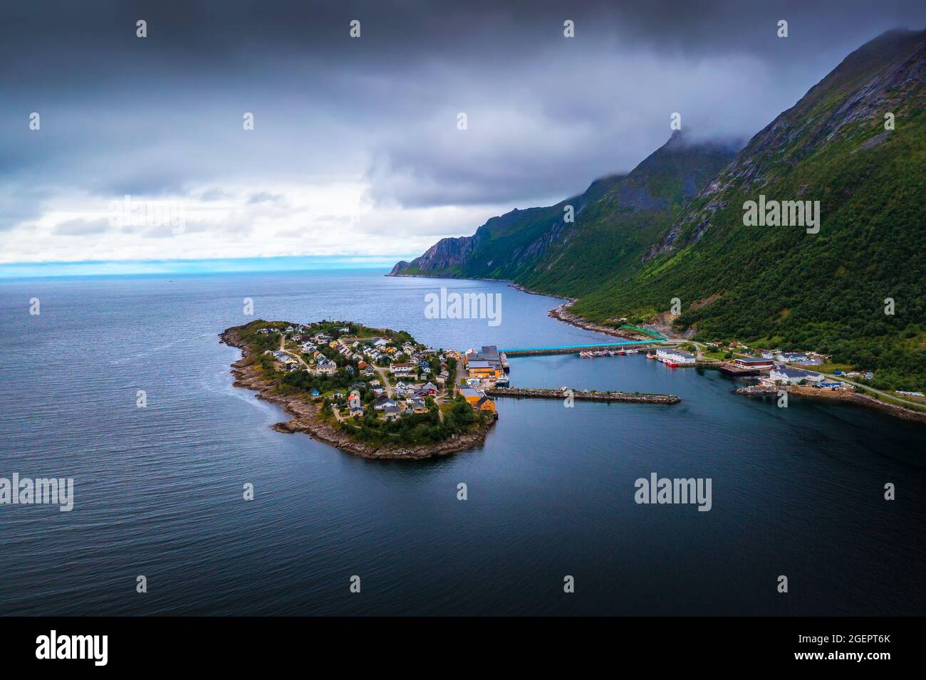 Vista aerea del villaggio di pescatori Husoy sull'isola di Senja, Norvegia Foto Stock