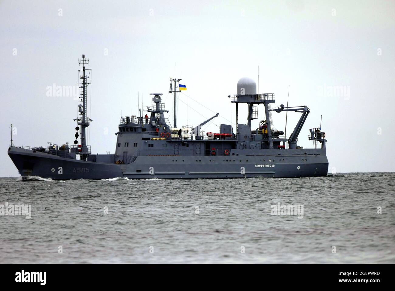 ODESA, UCRAINA - 20 AGOSTO 2021 - la nave di ricognizione media Simferopol della Marina Ucraina si muove lungo la costa di Odesa durante la rehea Foto Stock
