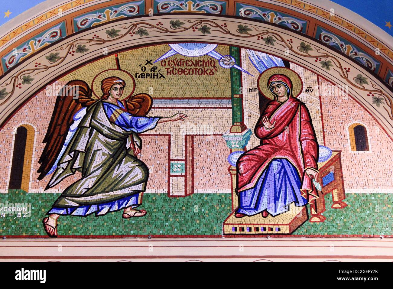 Bellissimo mosaico che mostra l'Annunciazione alla Vergine Maria al di fuori della chiesa ortodossa cristiana - Atene, Grecia, agosto 11 2020. Foto Stock