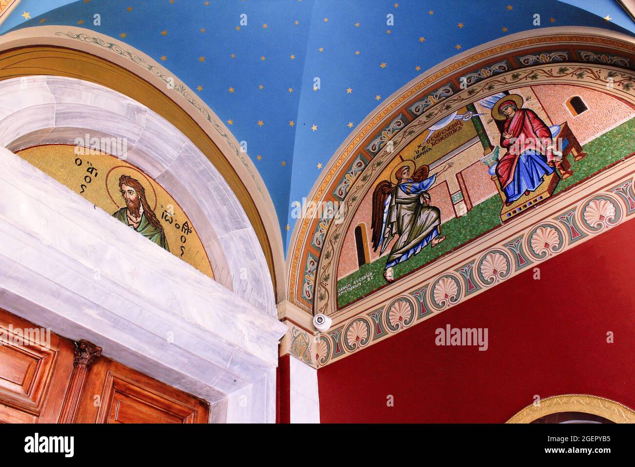 Bellissimi mosaici all'esterno di una chiesa ortodossa cristiana, che mostrano San Giovanni Battista a sinistra e l'Annunciazione alla Vergine Maria sul ri Foto Stock