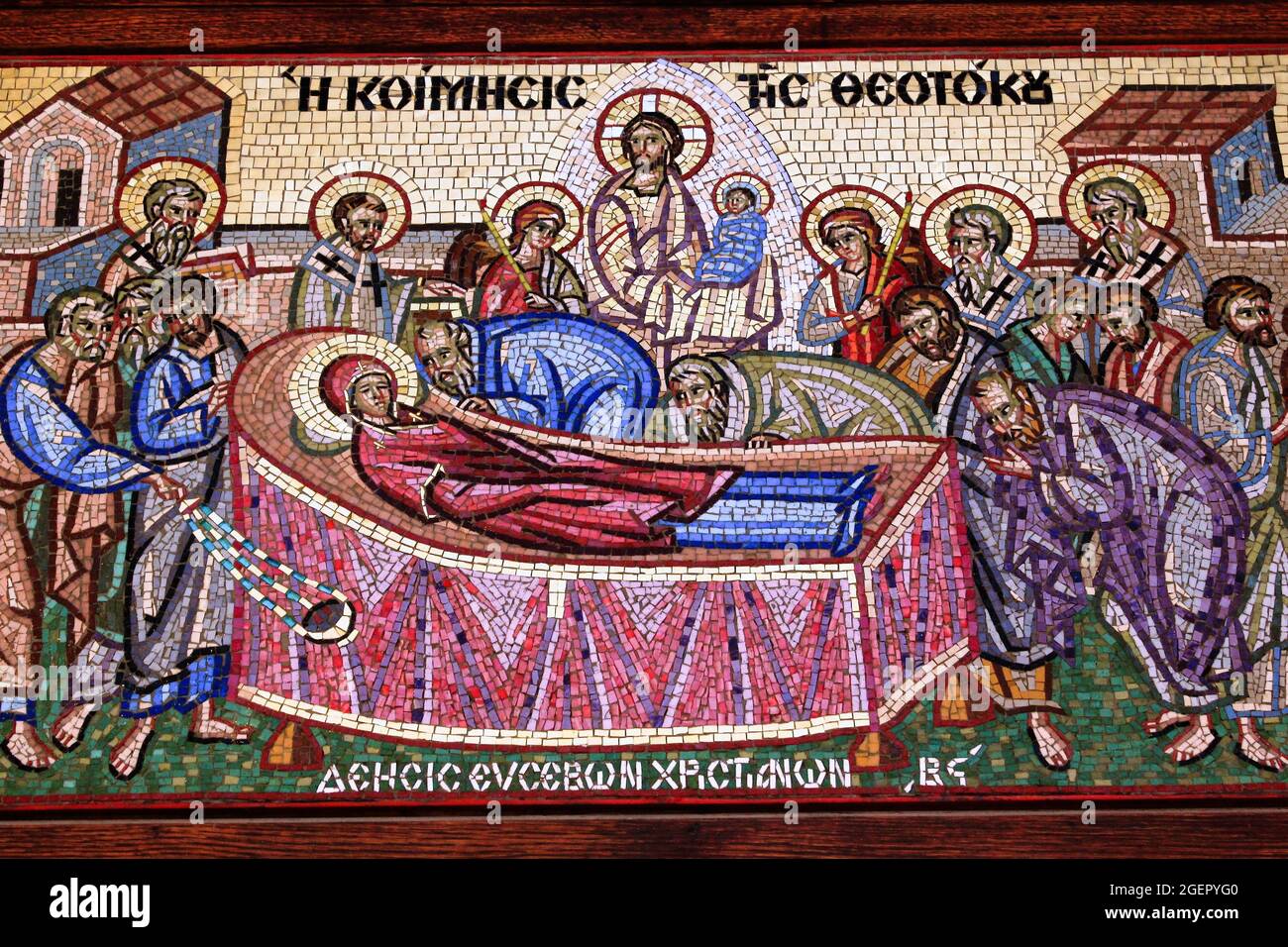 Bellissimo mosaico che mostra la Dormizione della Vergine Maria al di fuori di una chiesa ortodossa cristiana - Atene, Grecia, agosto 11 2020. Foto Stock