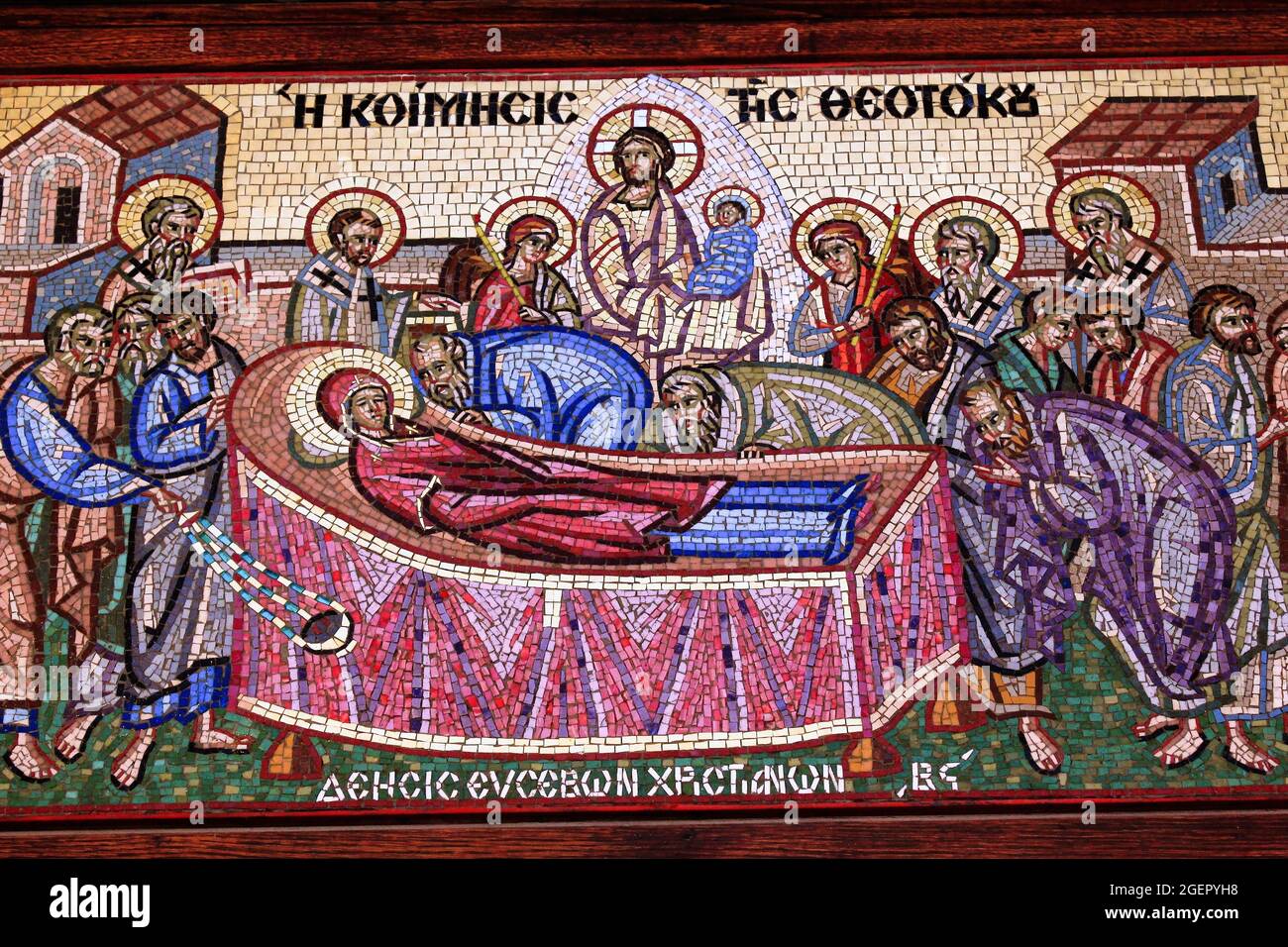 Bellissimo mosaico che mostra la Dormizione della Vergine Maria al di fuori di una chiesa ortodossa cristiana - Atene, Grecia, agosto 11 2020. Foto Stock