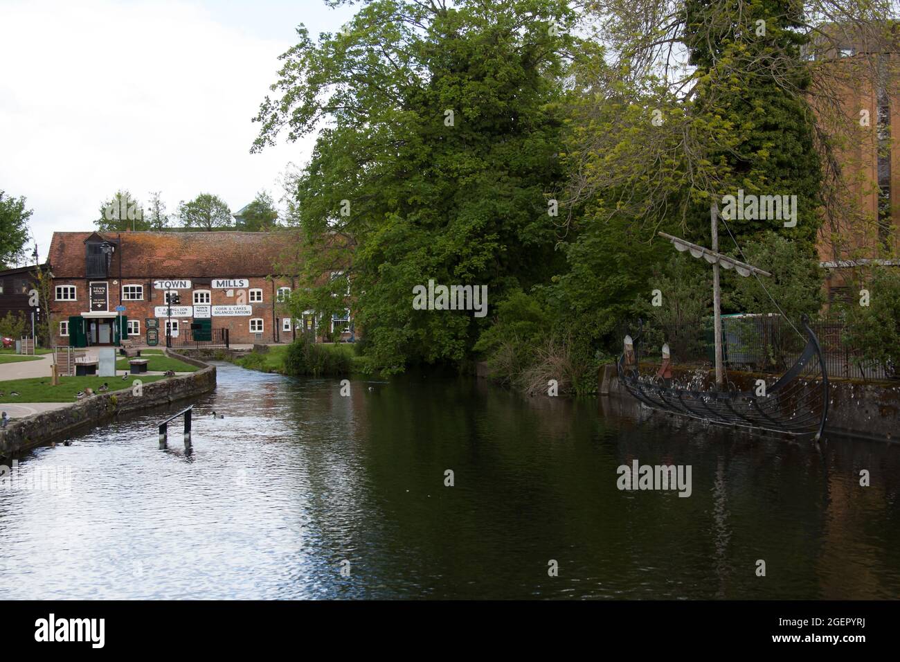 Vista sul fiume Anton da Bridge Street ad Andover, nel Regno Unito Foto Stock