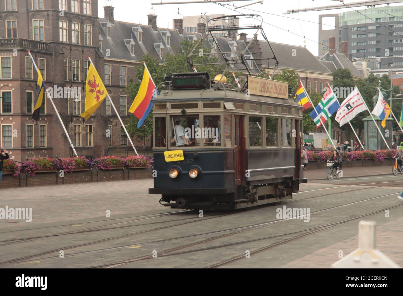 Storico tram blu A327 dal museo sulla via Kneumerdijk a l'Aia chiamato tram Blauwe Foto Stock