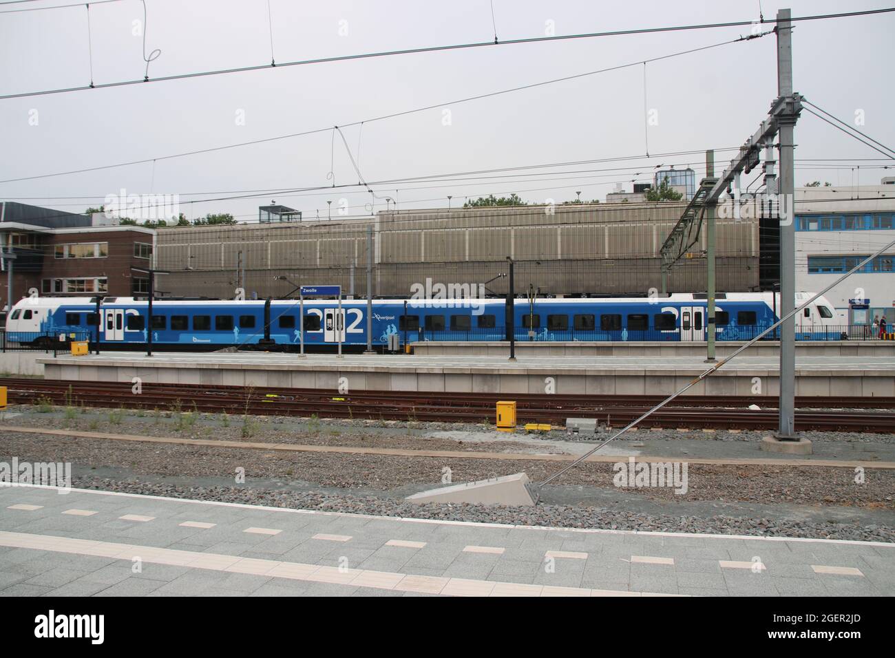 Stadler Flirt treno di Blauwnet lungo il binario alla stazione di Zwolle in direzione Kampen Kamperlijntje Foto Stock