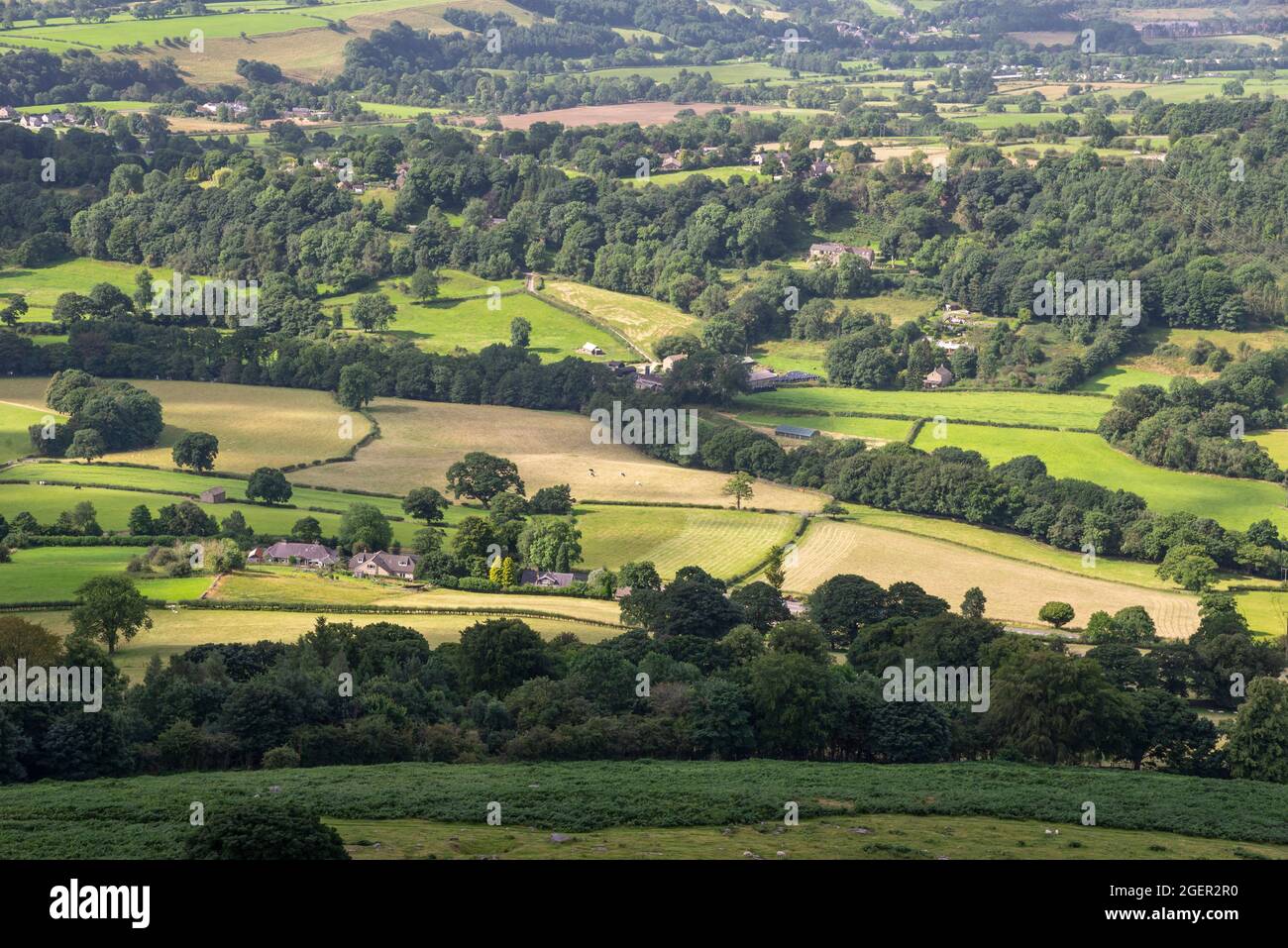 Estate nella campagna inglese. Vista dei campi e dei boschi intorno a Bambford nel parco nazionale del Peak District, Derbyshire, Inghilterra. Foto Stock