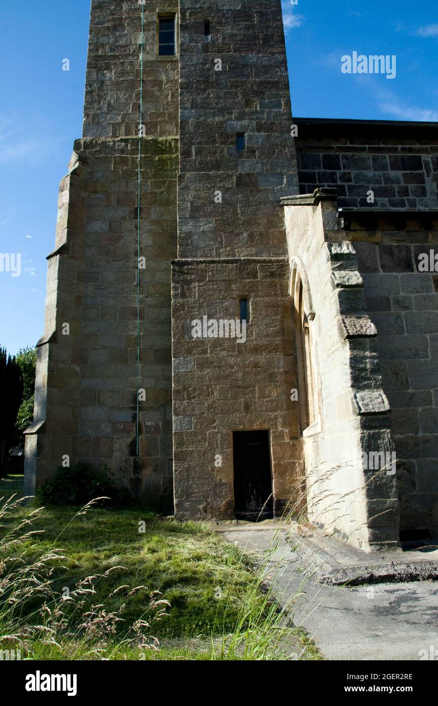 Chiesa di tutti i Santi, porta laterale e torre, Ripley l'8 luglio 2008 Foto Stock