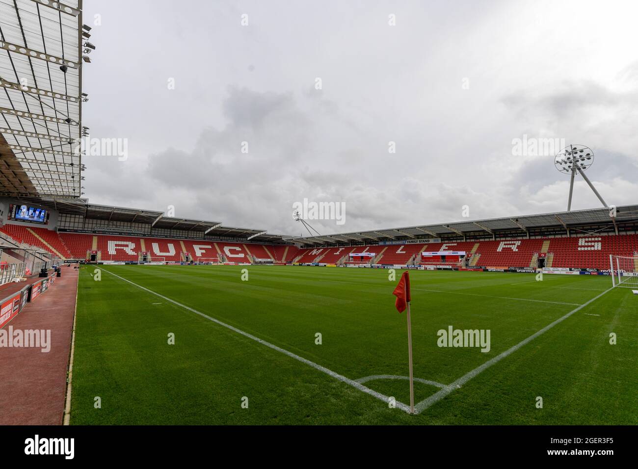 Rotherham, Regno Unito. 21 Agosto 2021. Una visione generale dell'AESSEAL New York Stadium, sede della Rotherham United a Rotherham, Regno Unito, l'8/21/2021. (Foto di Simon Whitehead/News Images/Sipa USA) Credit: Sipa USA/Alamy Live News Foto Stock
