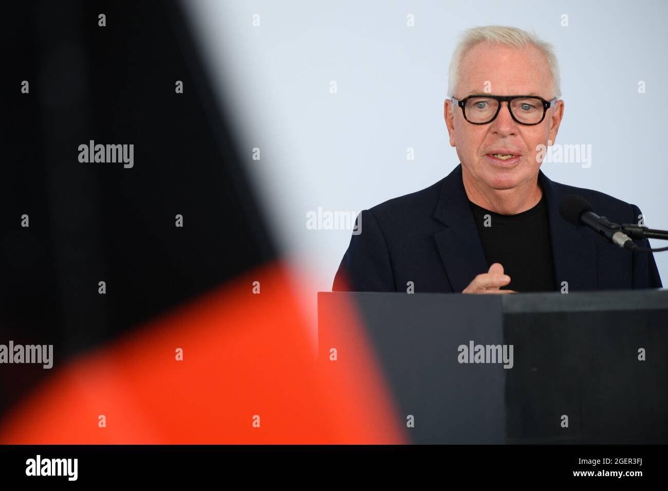 Berlino, Germania. 21 Agosto 2021. L'architetto britannico David Chipperfield parla durante la cerimonia di riapertura della Neue Nationalgalerie. Un team guidato dall'architetto britannico Chipperfield ha ristrutturato e riparato l'edificio, originariamente costruito secondo i piani dell'architetto Ludwig Mies van der Rohe. Credit: Soeren Stache/dpa-Zentralbild/dpa/Alamy Live News Foto Stock