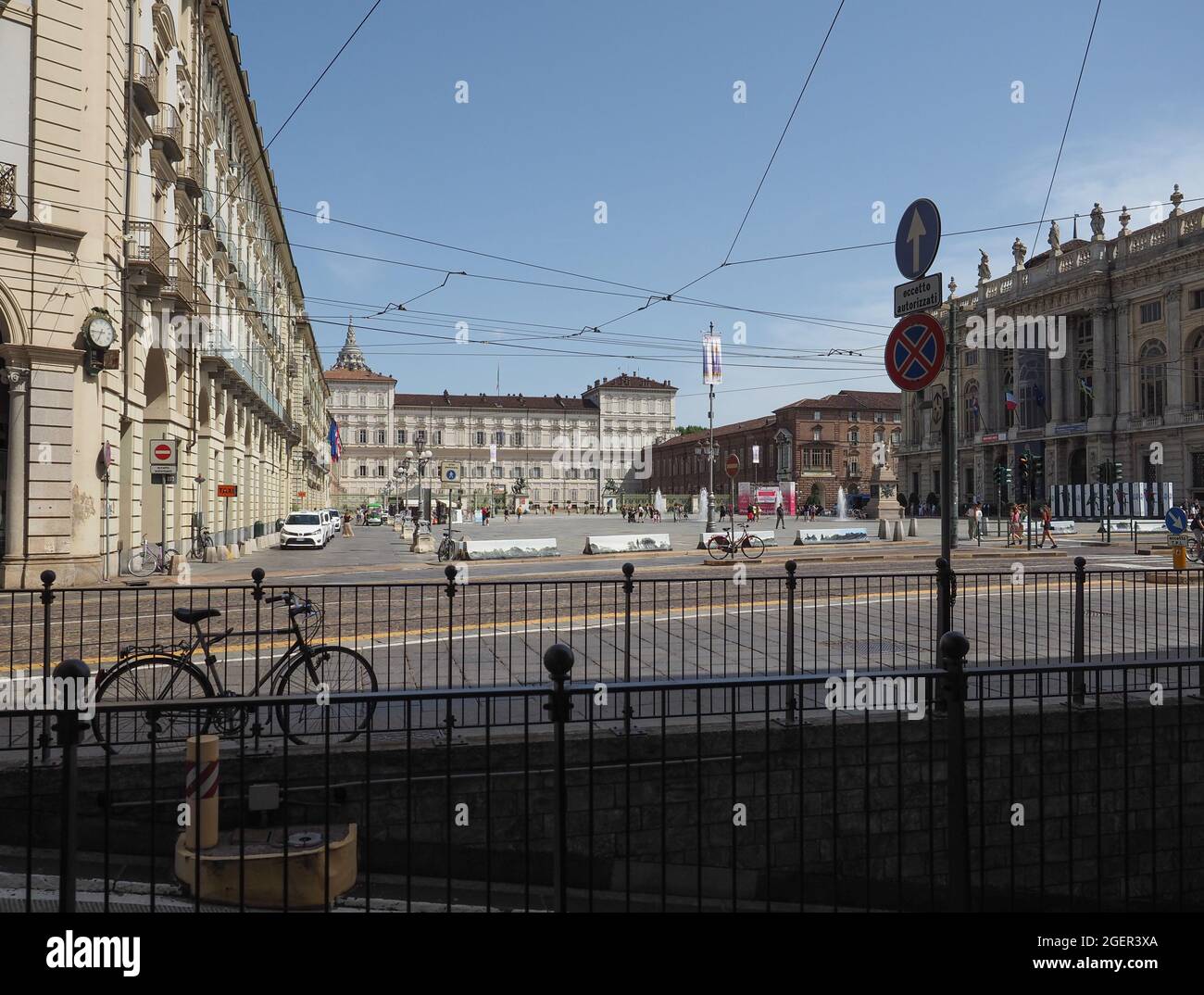 TORINO, ITALIA - CIRCA AGOSTO 2021: Persone in Piazza Castello Foto Stock