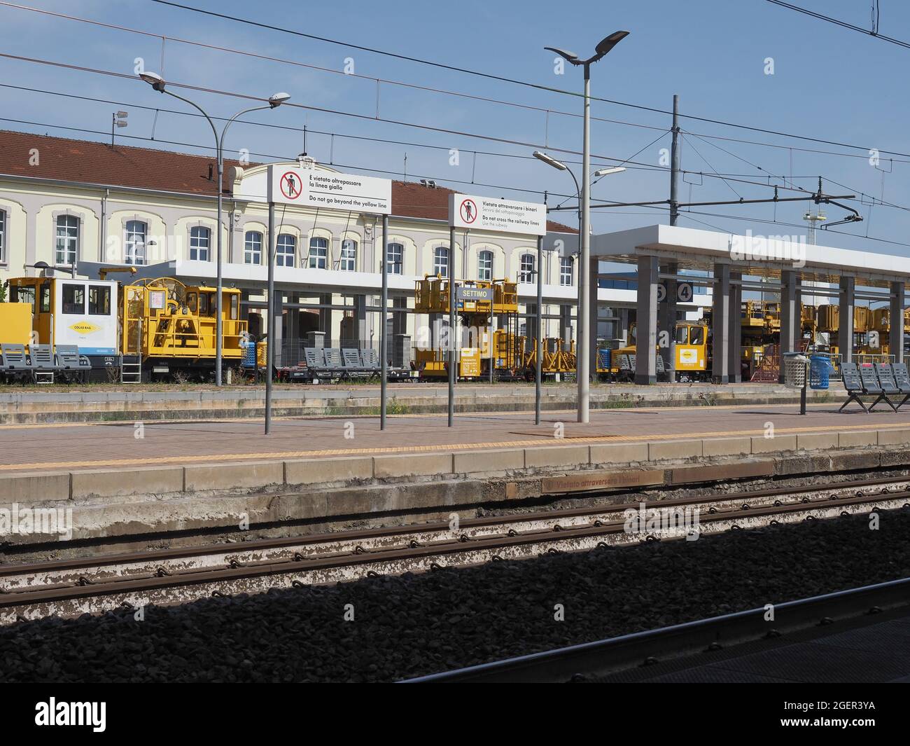 SETTIMO TORINESE, ITALIA - CIRCA AGOSTO 2021: Stazione ferroviaria di Settimo Torinese Foto Stock