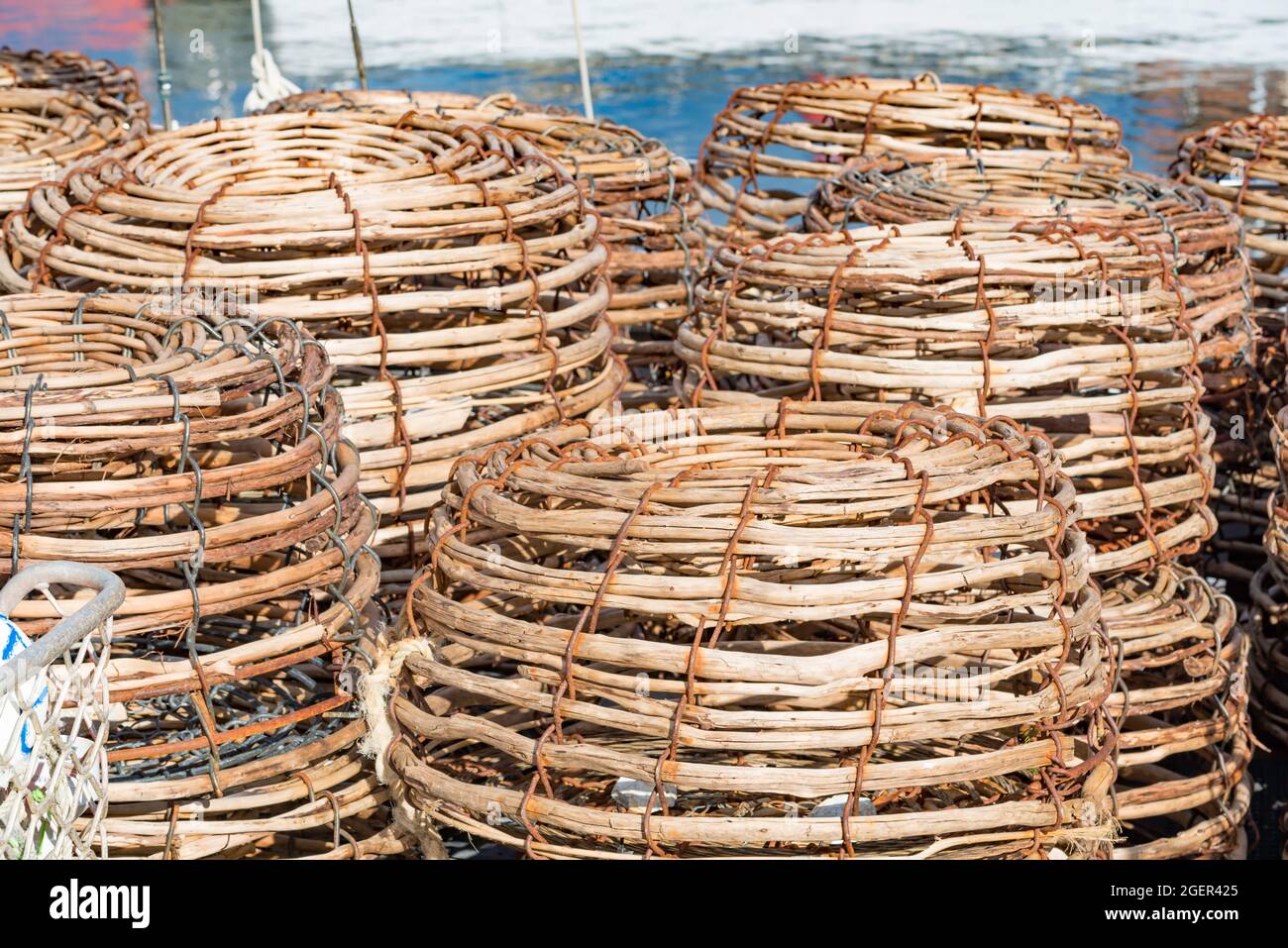 Vasi di aragosta su una barca da pesca al Constitution Dock a Hobart, Tasmania, Australia. L'industria della pesca dell'aragosta ha subito il divieto commerciale della Cina Foto Stock