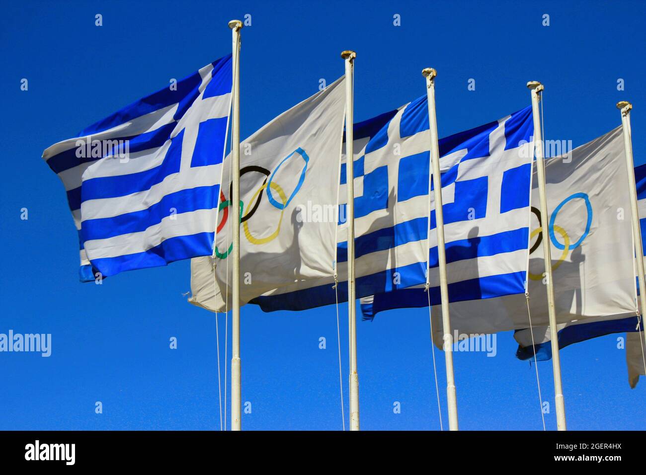 Bandiere greche e bandiere olimpiche sventolano - Atene, Grecia, 3 marzo 2020. Foto Stock