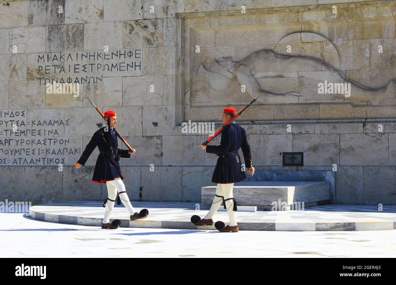 Cerimonia del cambio delle guardie presidenziali davanti alla tomba del soldato sconosciuto al Parlamento greco - Atene, Grecia, marzo 12 2020. Foto Stock